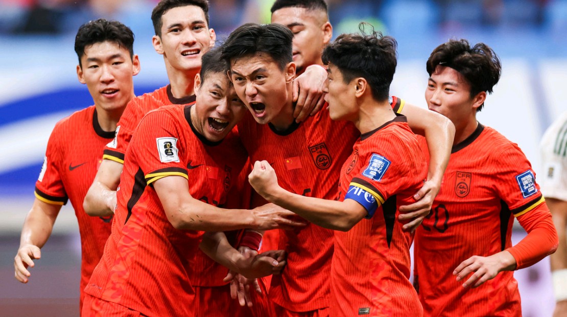 精彩足球比赛赛事热情高涨，运动员拼命争夺